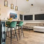 88 - Rooftop Jacuzzi & Terrace Appartamento