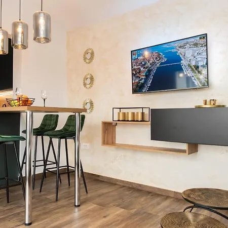 88 - Rooftop Jacuzzi & Terrace Apartament