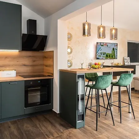 88 - Rooftop Jacuzzi & Terrace Апартаменты *