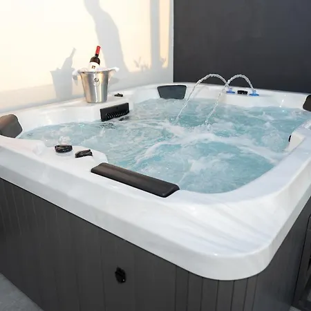 88 - Rooftop Jacuzzi & Terrace アパート ザダル