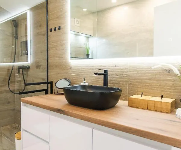 88 - Rooftop Jacuzzi & Terrace Апартаменты *