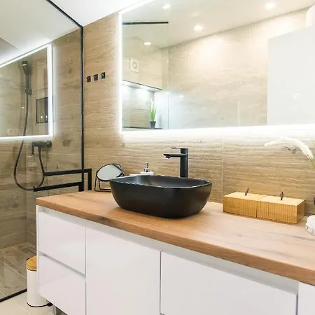 88 - Rooftop Jacuzzi & Terrace Apartment *